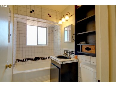 921 W 11th St, the Dalles, OR 97058 - photo 7