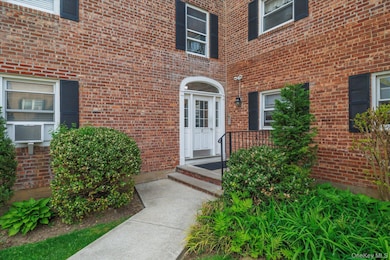 261 Central Ave unit E4, Lawrence, NY 11559 - photo 2