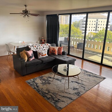 The Olympus unit 711, Alexandria, VA 22304 - photo 2