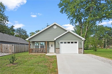 124 E Pacific Ave, Osawatomie, KS 66064 - photo 3