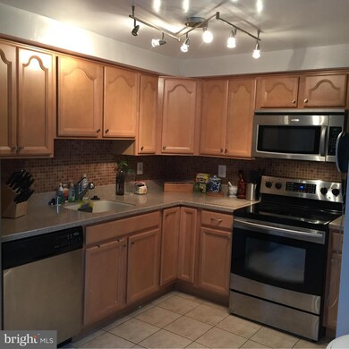 302 Shady Glen Dr, Capitol Heights, MD 20743 - photo 6