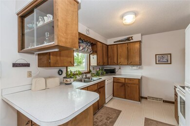 2602 29th St SW, Cedar Rapids, IA 52404 - photo 6