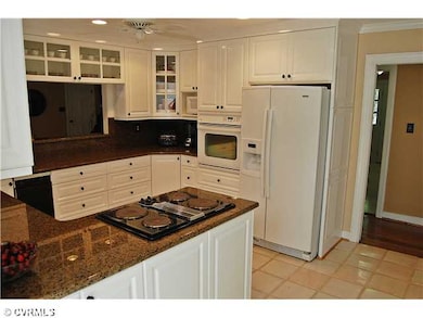 Kitchen - Gorgeous granite counters and storage ga