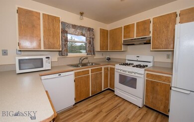 Lots of Kitchen Cabinets & Counter Space