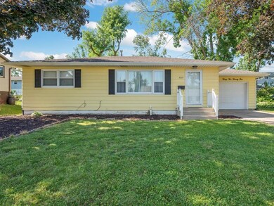 3221 Sue Ln NW, Cedar Rapids, IA 52405 - photo 2