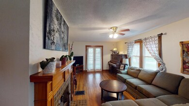 504-E-Torrence-Living-room