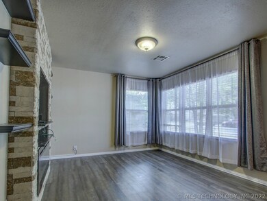 813 S Russell St, Skiatook, OK 74070 - photo 4