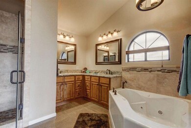 Master Bathroom (32)