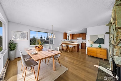 Attractive dining area     (virtual staging)