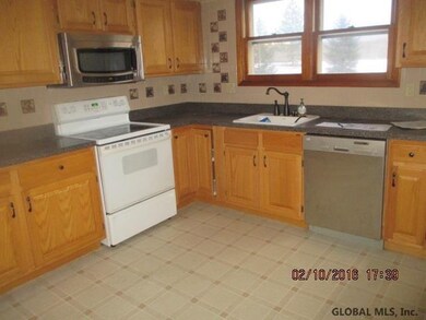 16 Hadden Ln, Troy, NY 12180 - photo 2