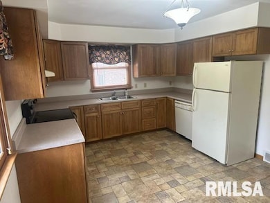 1121 N 4th St, Clinton, IA 52732 - photo 6