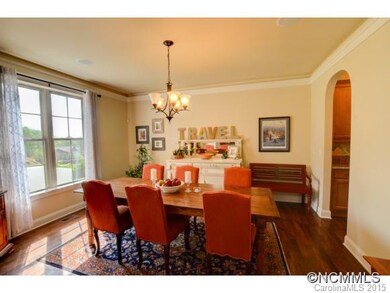 Dining room, crown moldings