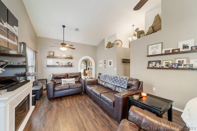 Accent shelved upper walls