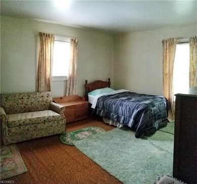 large bedroom (2nd floor)