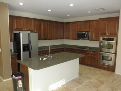 KITCHEN W STAINLESS APPLIANCES