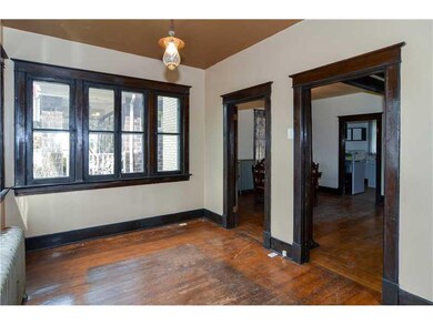 Entry/Foyer.