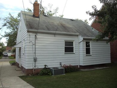REAR OF HOME CLEAN AND CRISP.