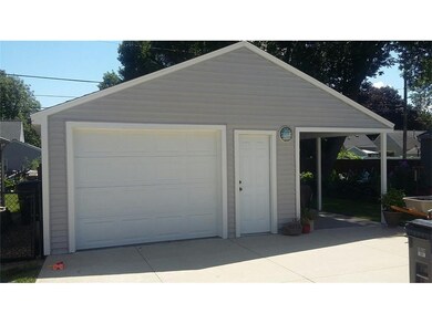 1427 9th St NW, Cedar Rapids, IA 52405 - photo 2