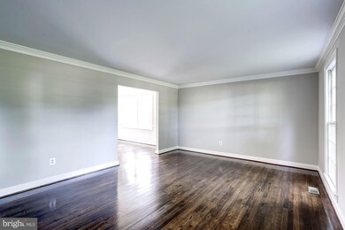 10518 Hunting Crest Ln, Vienna, VA 22182 - photo 5