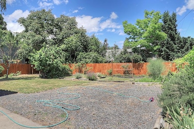 1102 SW Bridge St, Grants Pass, OR 97526 - photo 5