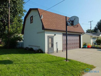 Detached Garage.