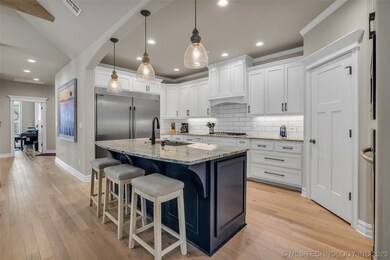 GOURMET GRANITE ISLAND KITCHEN WITH BAR STOOL SEAT