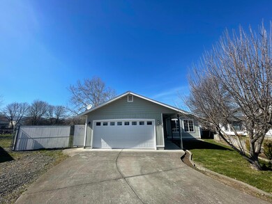 931 Fairfield Cir, Central Point, OR 97502 - photo 2