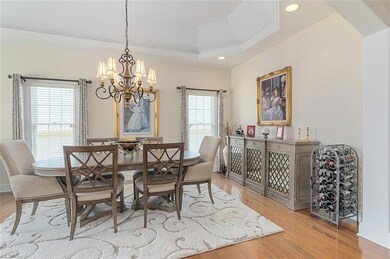 ELEGANT AND SPACIOUS DINING ROOM INCLUDES TRAY CEI