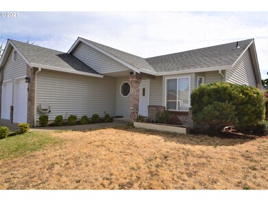 221 W Lincoln St, Carlton, OR 97111 - photo 3