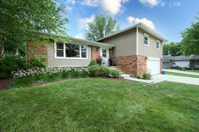 725 Huntington Ct, Algonquin, IL 60102 - photo 2