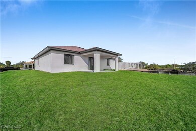 View of front facade featuring a front lawn