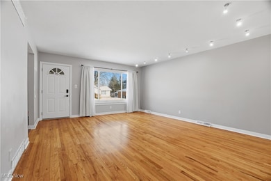 3255 Woodlawn Dr, Cleveland, OH 44134 - photo 3