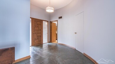 Foyer - curved wall