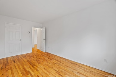 155-09 Locke Ave unit 1st Fl, Flushing, NY 11357 - photo 6