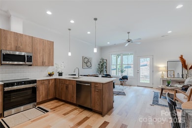 Model (Photo Similar)