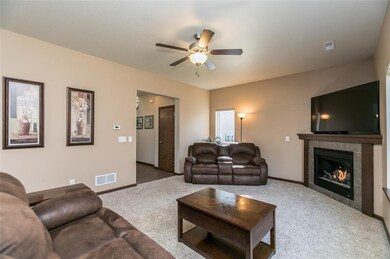 409 Cimarron Dr, Hiawatha, IA 52233 - photo 5