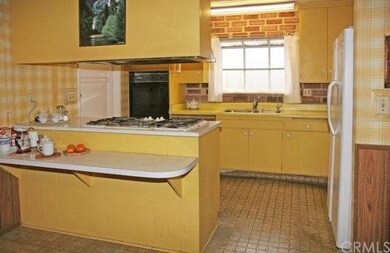 Kitchen has Breakfast Bar