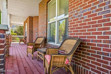 4_Front-Patio_1800x1200_3860082