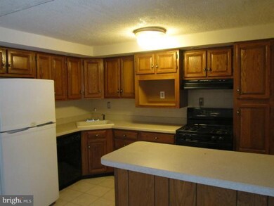 3204 Ryerson Cir, Halethorpe, MD 21227 - photo 2