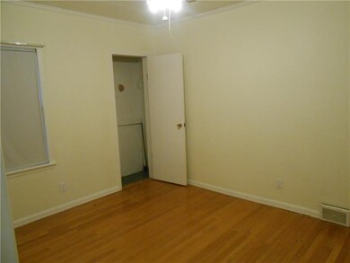 The third bedroom features full plaster walls, rep