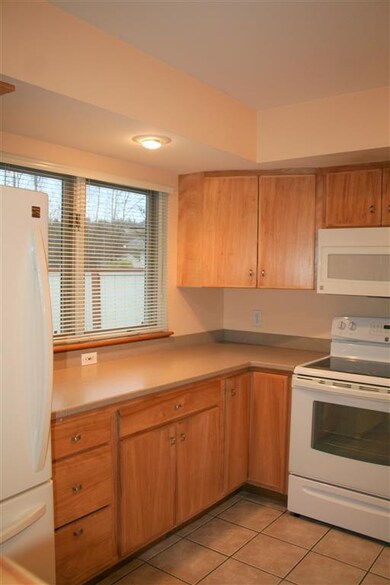 5 Magnolia Cir, White River Junction, VT 05001 - photo 3