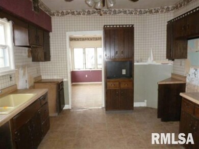 134 8th St, Lincoln, IL 62656 - photo 5