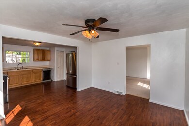 321 Sycamore St, Vandergrift, PA 15690 - photo 5