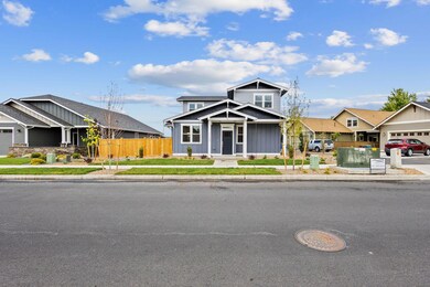 1733 NW Hemlock Ave, Redmond, OR 97756 - photo 2