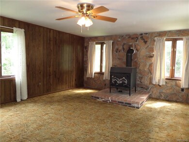 Huge Family Room With Wood Stove , Ceiling fan, Aw