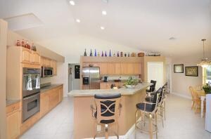 Kitchen with breakfast bar