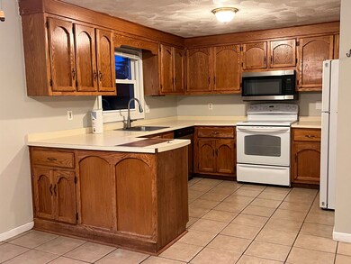 27 Mohawk Dr, Londonderry, NH 03053 - photo 2