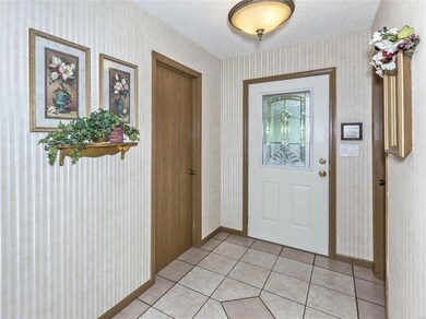 Large Entry Foyer w/Coat Closet