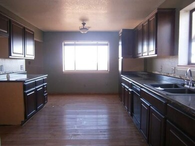 816 Henderson St, Winslow, AZ 86047 - photo 3