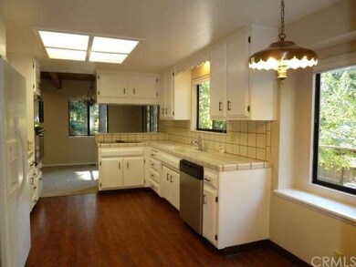Bright and Cheerful Kitchen